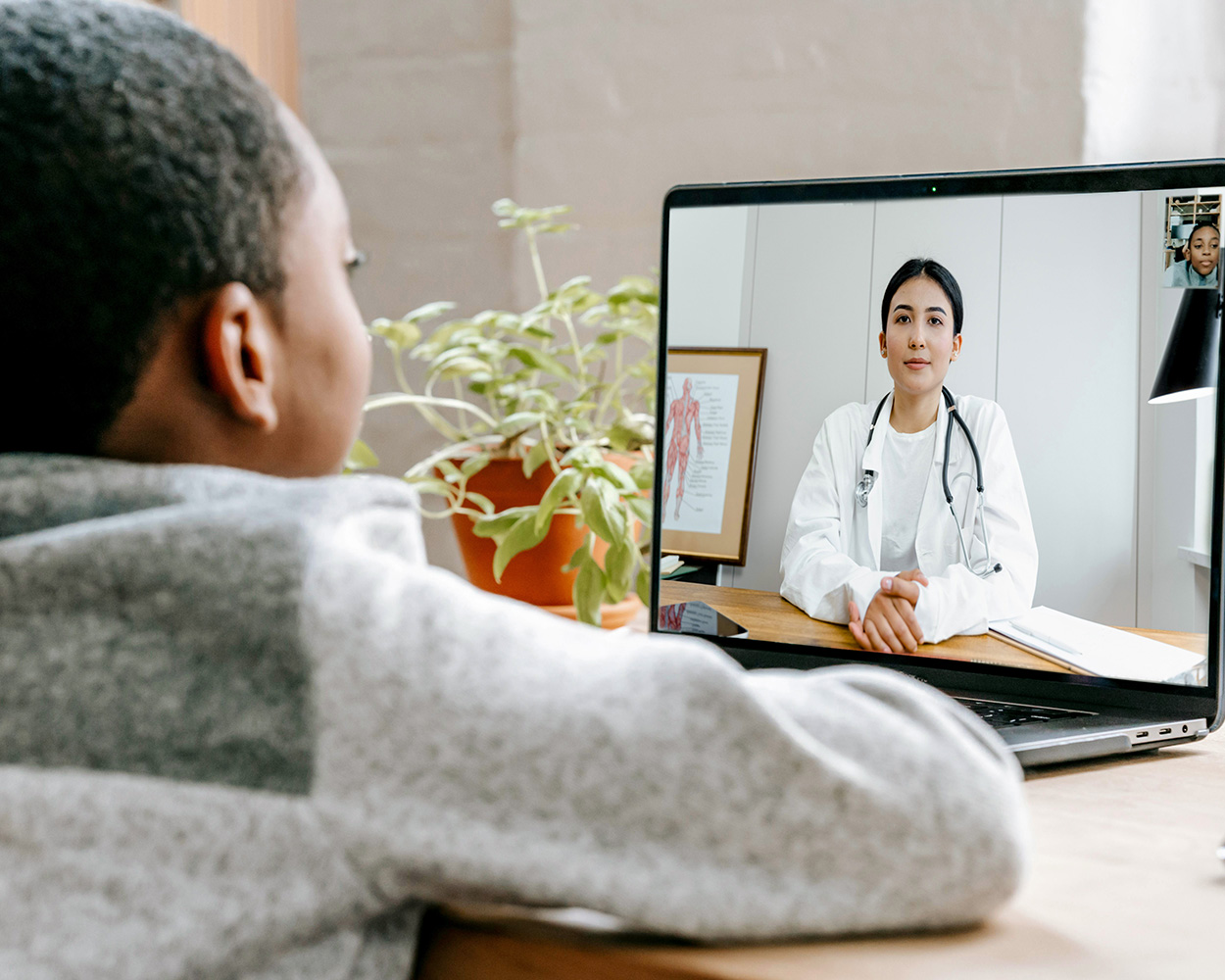 Child in an on-campus virtual session